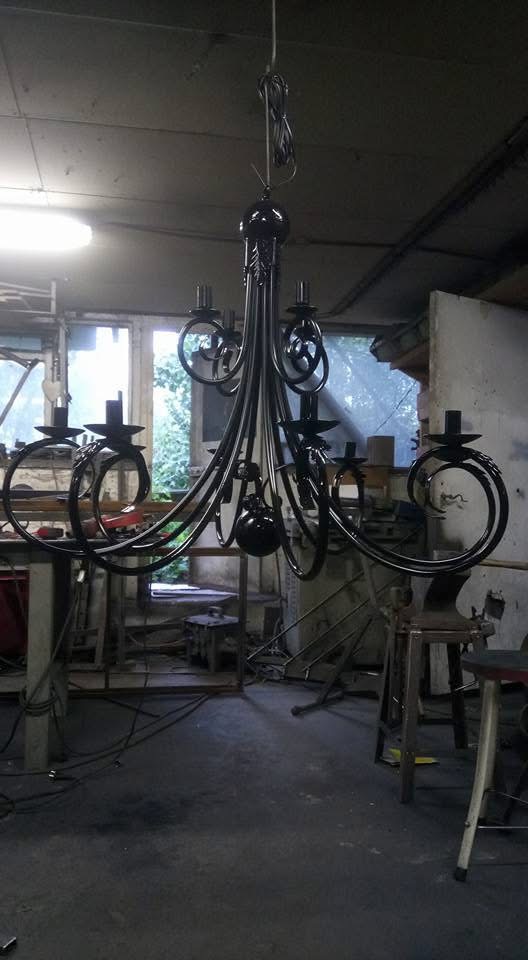 Afgewerkte handgesmede zwarte kroonluchter met acht lichtpunten - maatwerk smeedwerk