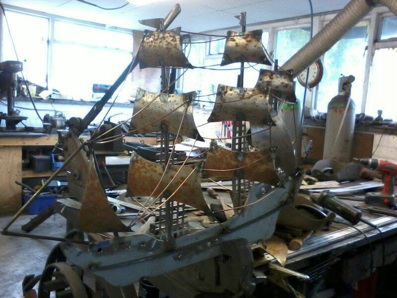 Ruwe opbouw van de driemaster met masten en want